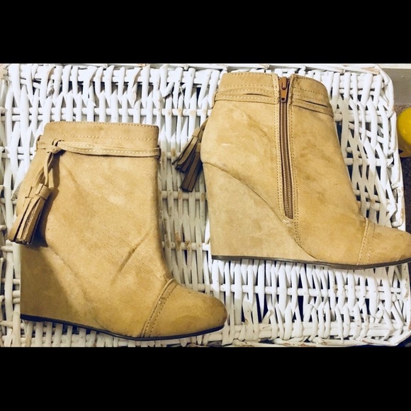 Size 7 forever 21 suede ankle booties - Picture 2 of 3